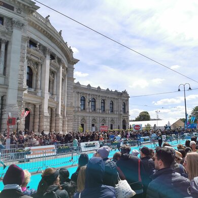 Menschenmenge steht am Rand der Laufbahn